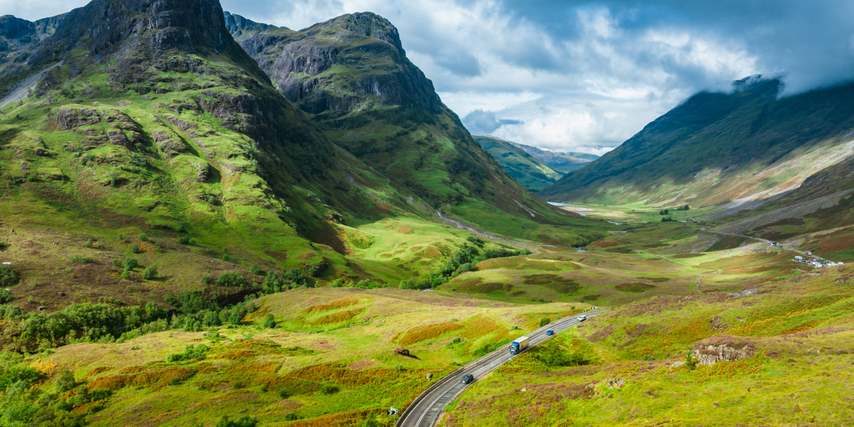 Drohnenaufnahme von Glencoe, Schottland